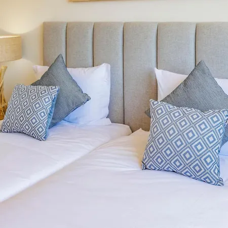 公寓 Vilamoura Luxury Retreat With Pool, Garden And Near 奎特里拉